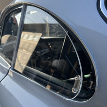 ギャラリービューアーに画像を読み込み、 356 GT Plexiglass Rear Quarter Window Kit
