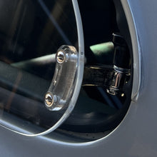 ギャラリービューアーに画像を読み込み、 356 GT Plexiglass Rear Quarter Window Kit
