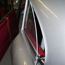 ギャラリービューアーに画像を読み込み、 356 GT Plexiglass Rear Quarter Window Kit
